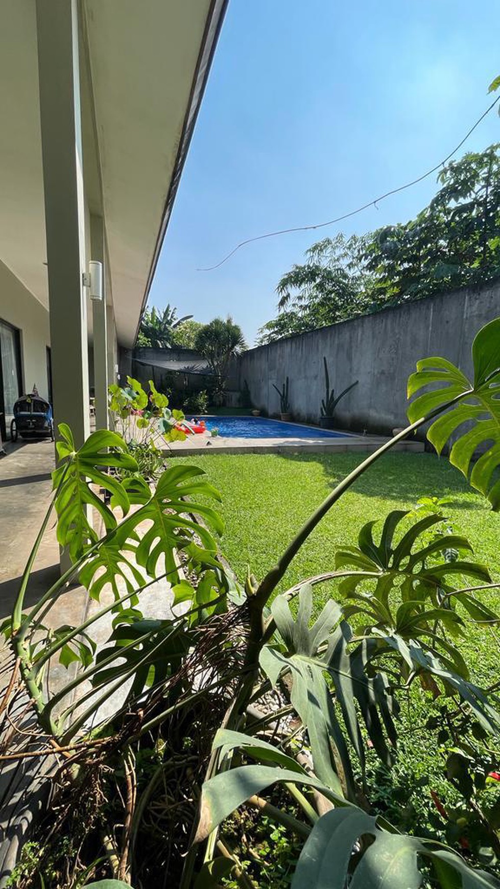 Rumah Halaman Luas,ada kolam renang Di Jl Manunggal Pesanggrahan Jakarta Selatan.