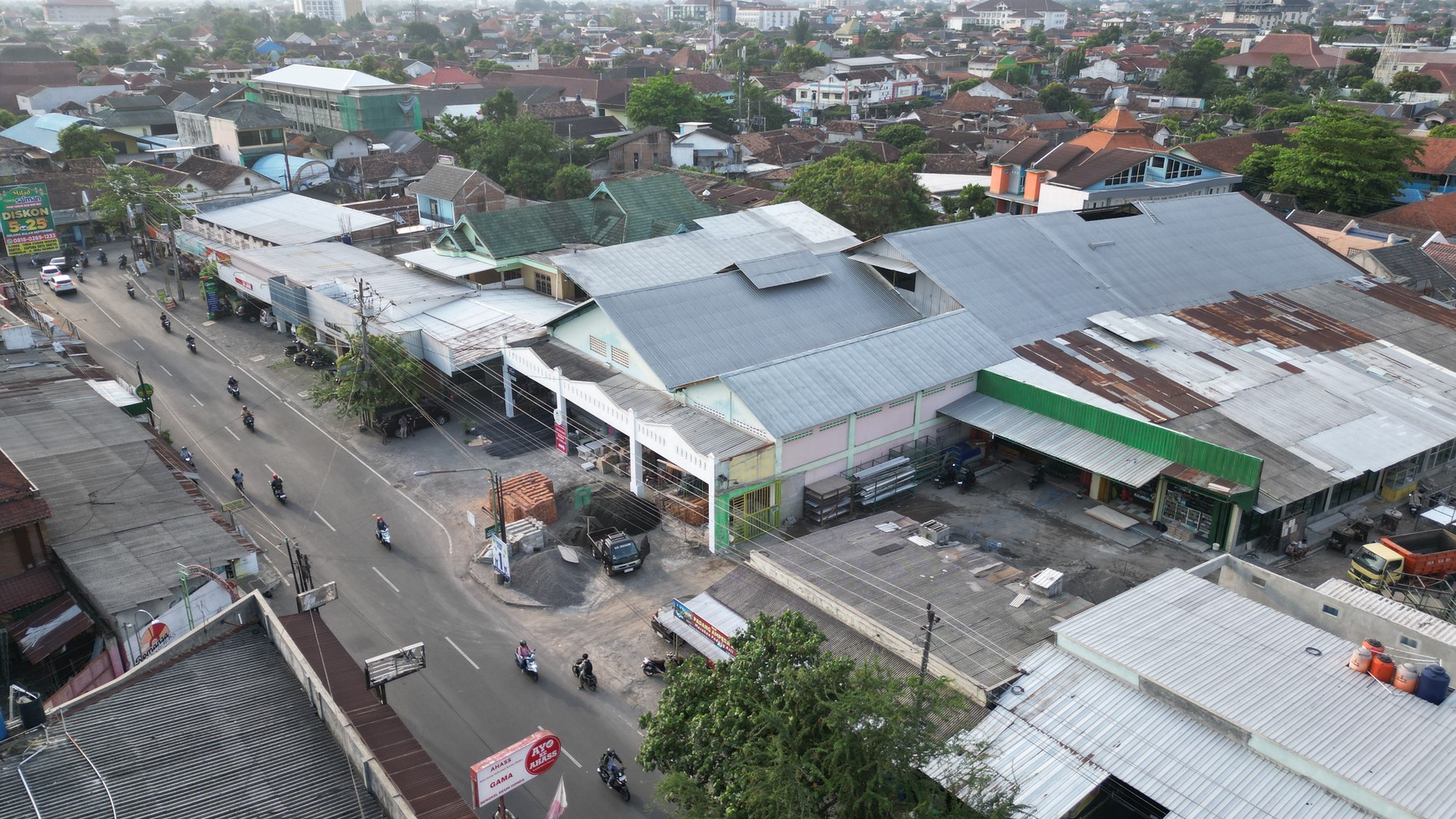 Gudang Dengan Parkir Luas di Jalan Tritunggal Sorosutan Umbulharjo Yogyakarta 