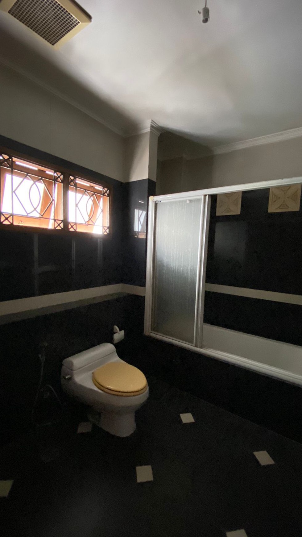 Dijual Rumah Mewah di Villa Gading Indah - Lokasi Strategis, Area Eksklusif dan Prestisius - Kelapa Gading,  Jakarta Selatan