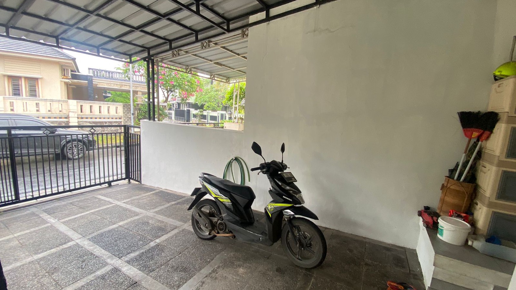 RUMAH CANTIK DEKAT DARI TOL JORR DI PERUMAHAN FAVORIT JATIASIH