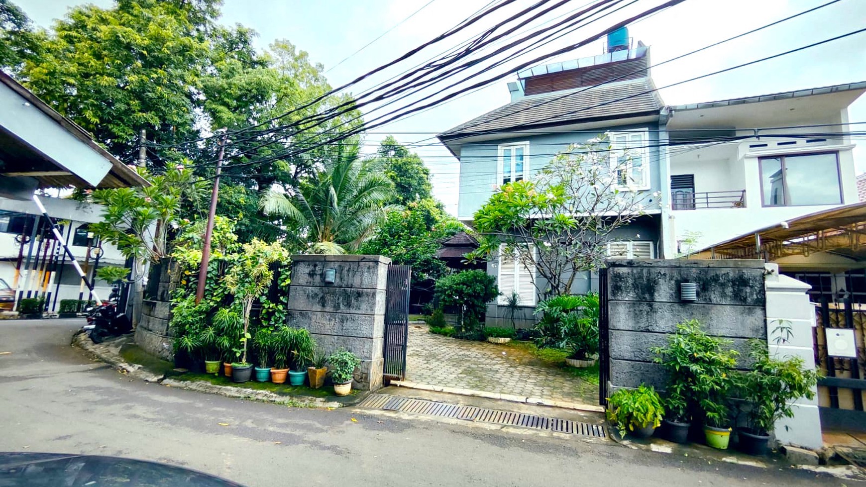 Rumah Mewah Berada di area Lalu Lintas Ramai untuk Bisnis/Usaha di Jakarta Selatan