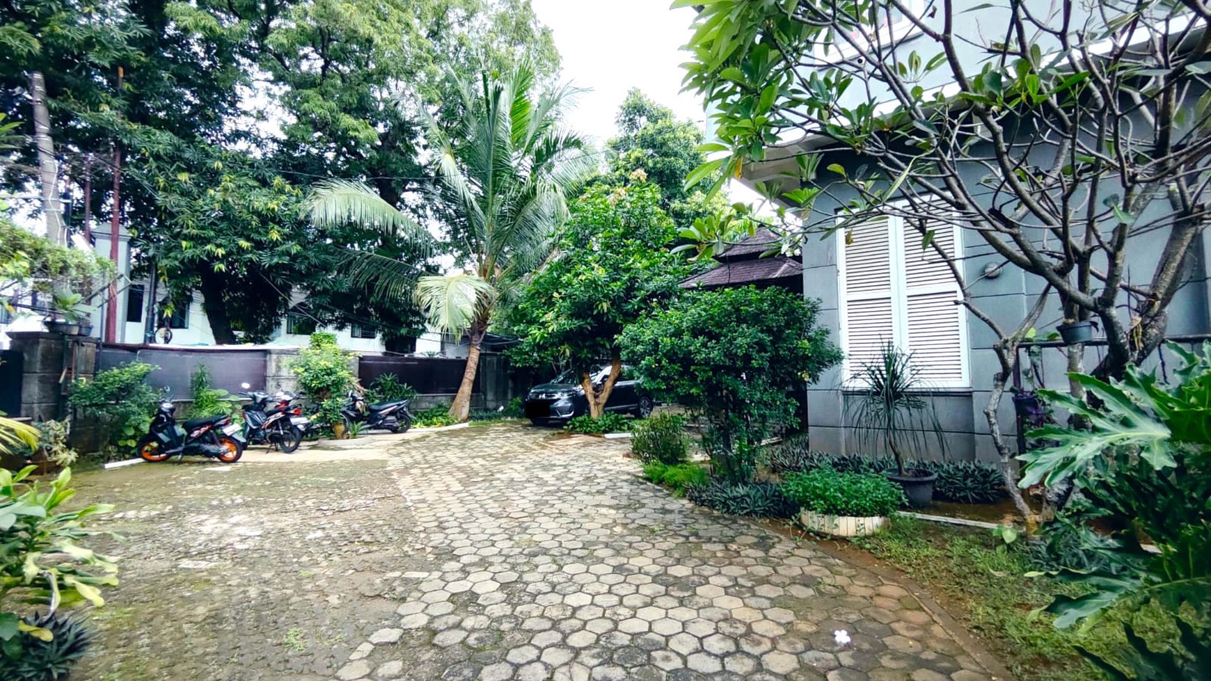 Rumah Mewah Berada di area Lalu Lintas Ramai untuk Bisnis/Usaha di Jakarta Selatan