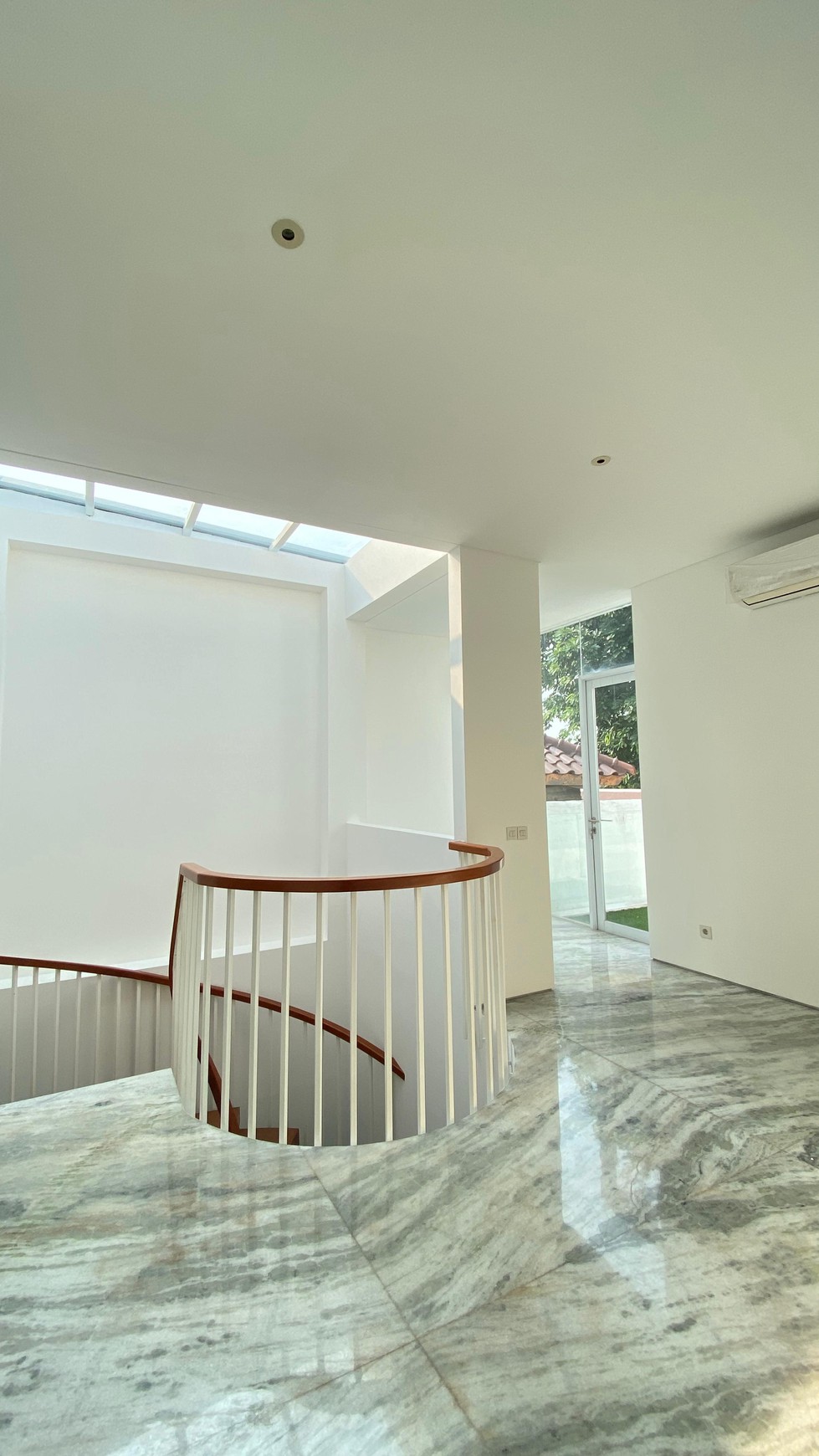 Brand New Rumah Mewah di Kawasan Elite Layout Luas Ada Swimming Pool