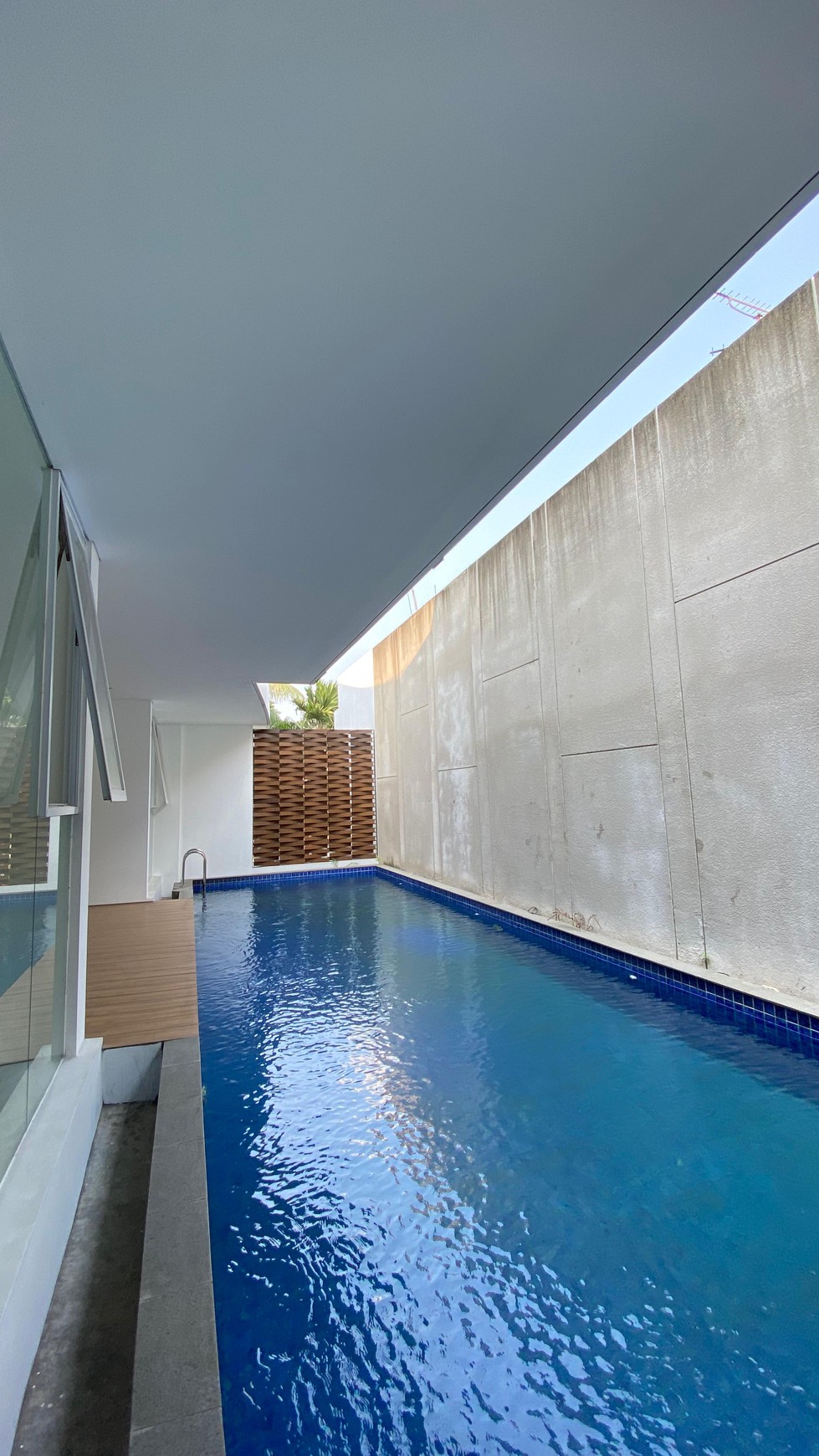 Brand New Rumah Mewah di Kawasan Elite Layout Luas Ada Swimming Pool