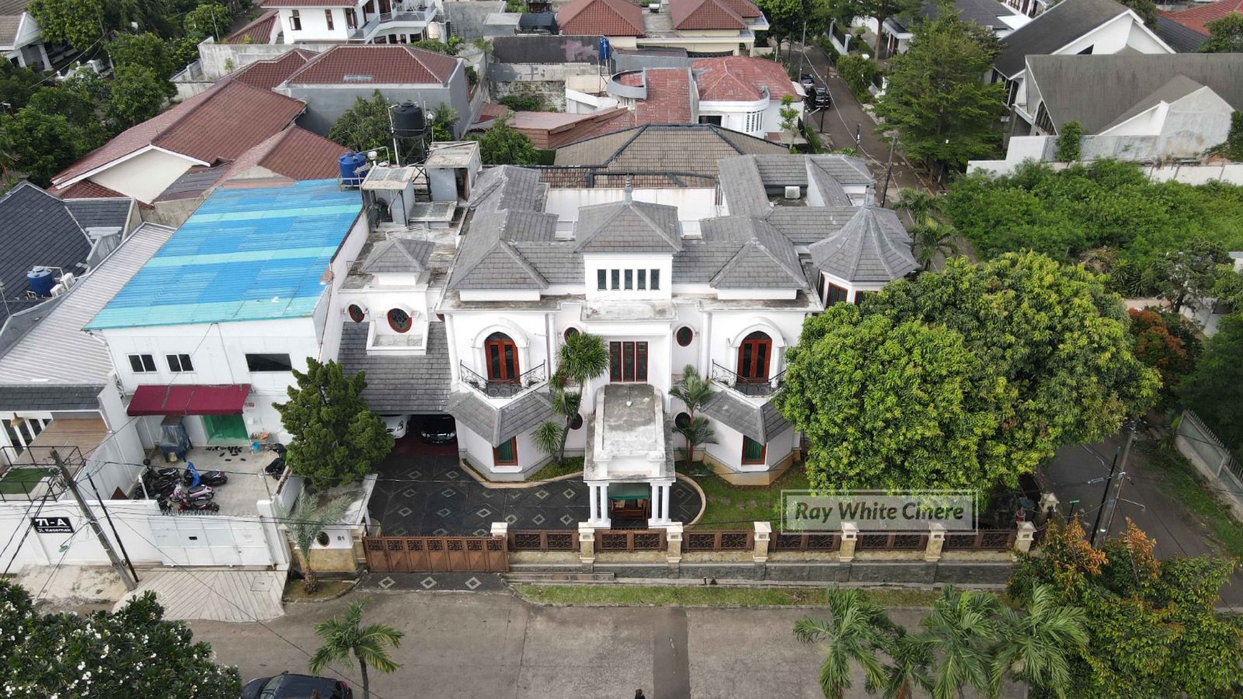 Luxury House berlokasi Di Komplek Elite Di Cinere