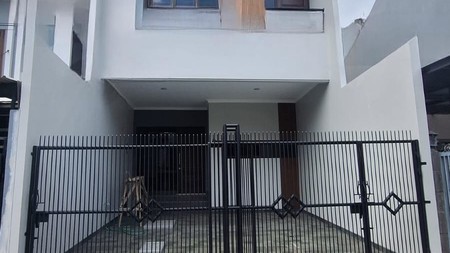 Rumah baru 2,5 lantai siap huni ,bebas banjir dekat MKG di Kelapa Gading