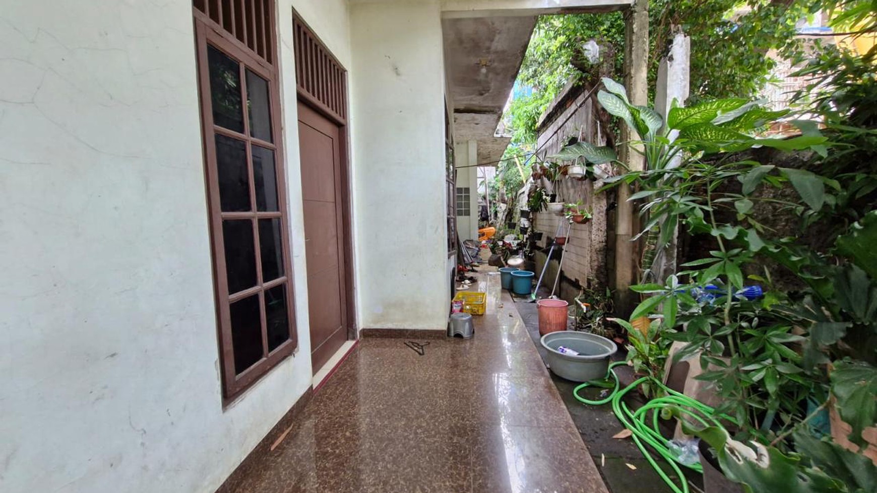 Di Jual  Rumah lama hitung tanah  di Jl Kenangan, Pancoran Mas Depok, Jawa Barat