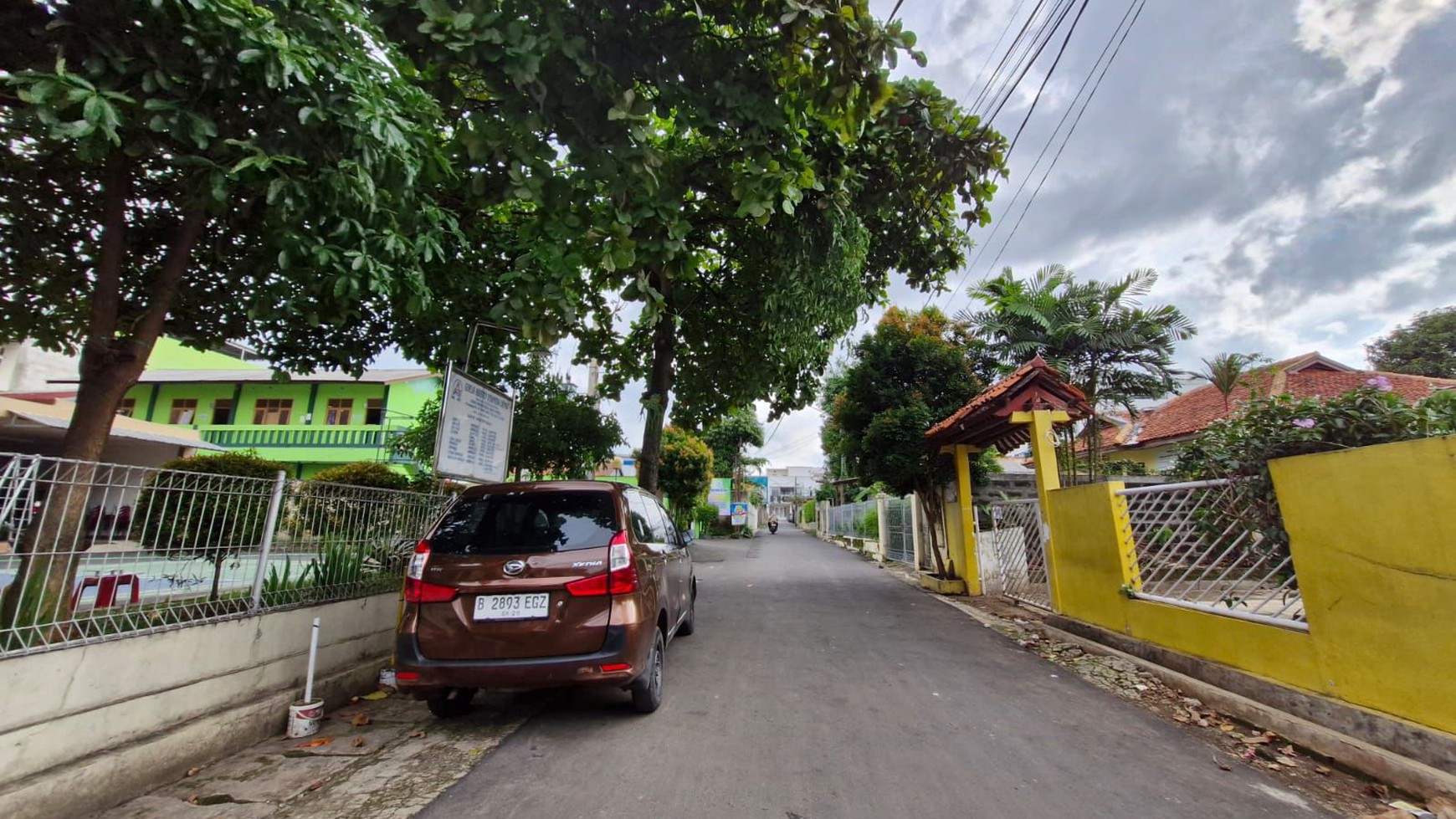 Di Jual  Rumah lama hitung tanah  di Jl Kenangan, Pancoran Mas Depok, Jawa Barat