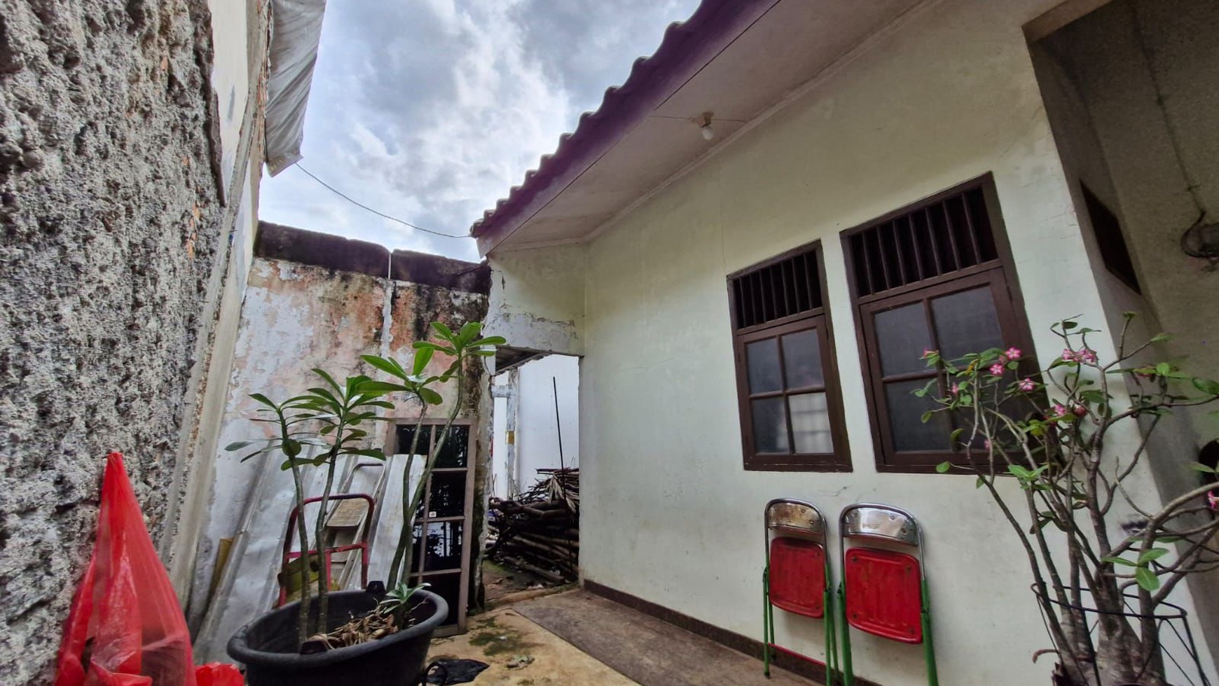 Di Jual  Rumah lama hitung tanah  di Jl Kenangan, Pancoran Mas Depok, Jawa Barat