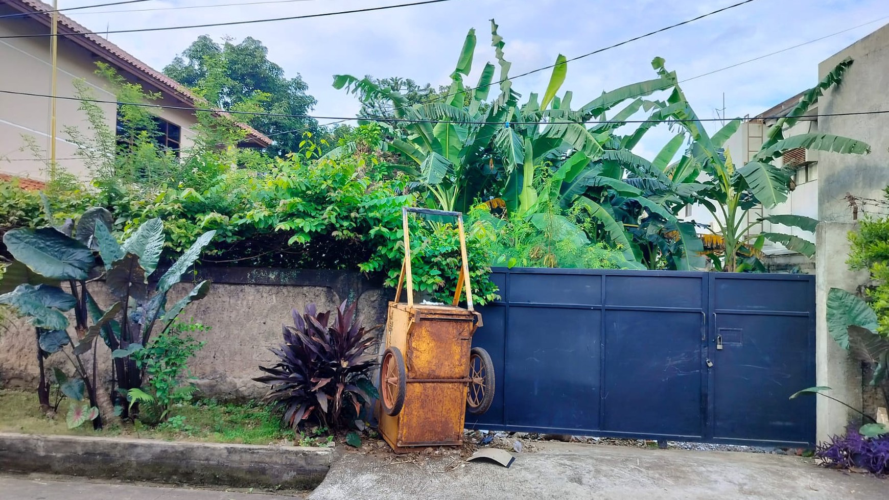 Dijual Kavling 648 m2, yang berada di Jl Gunung Cireundeu, cocok untuk dijadikan kos-kosan, 10 Menit ke MRT Lebak Bulus.