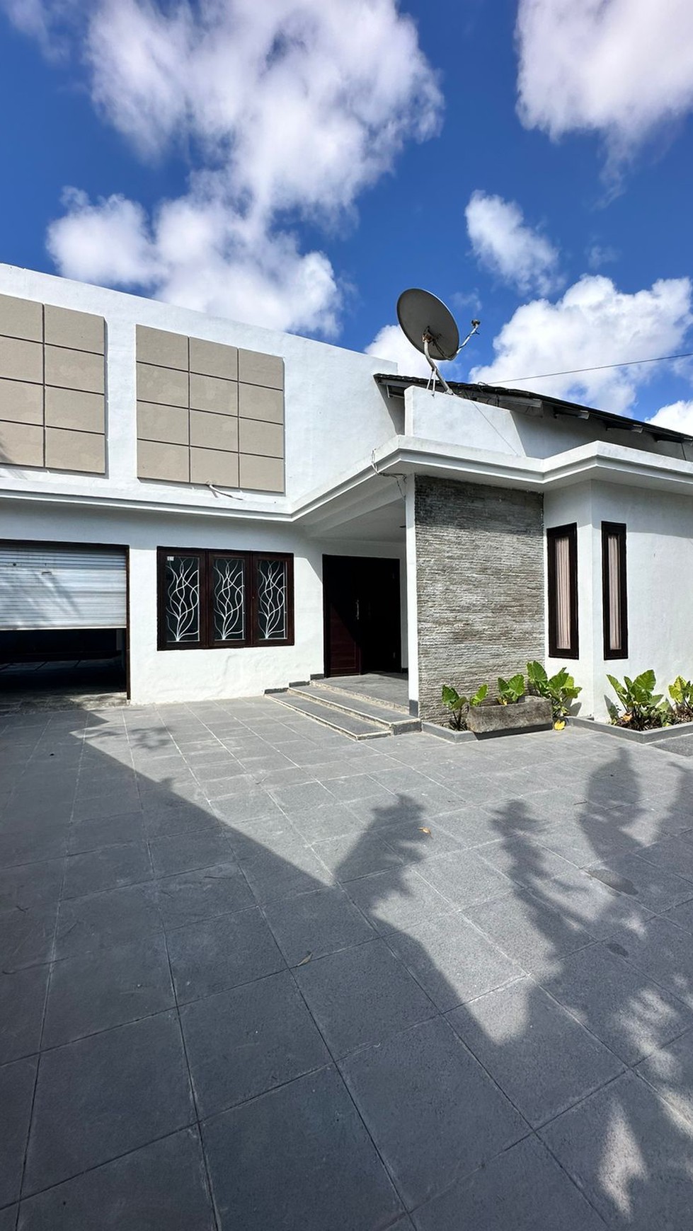 House For Sale Suitable for Residence or Commercial Use in Jimbaran