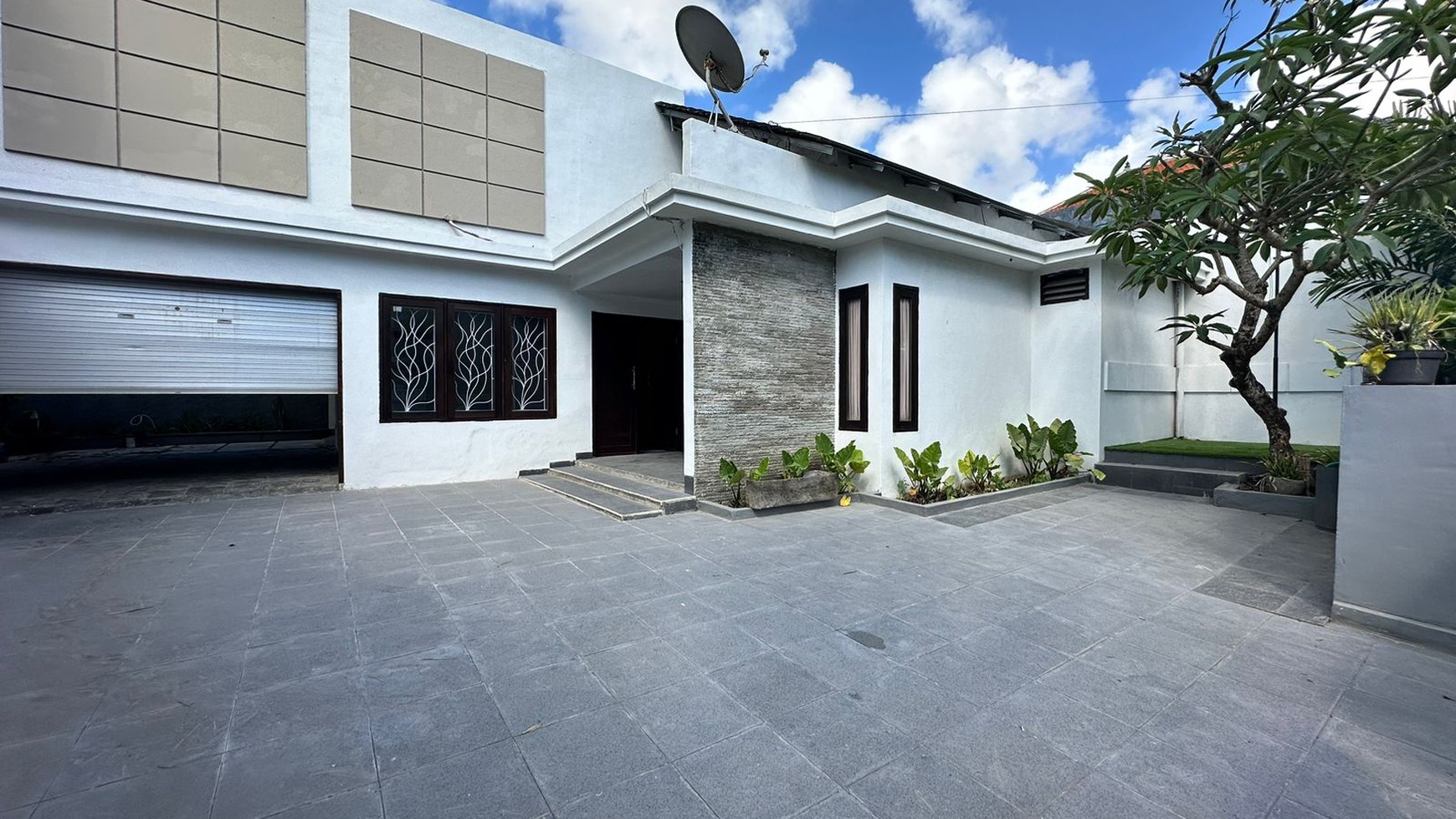 House For Sale Suitable for Residence or Commercial Use in Jimbaran