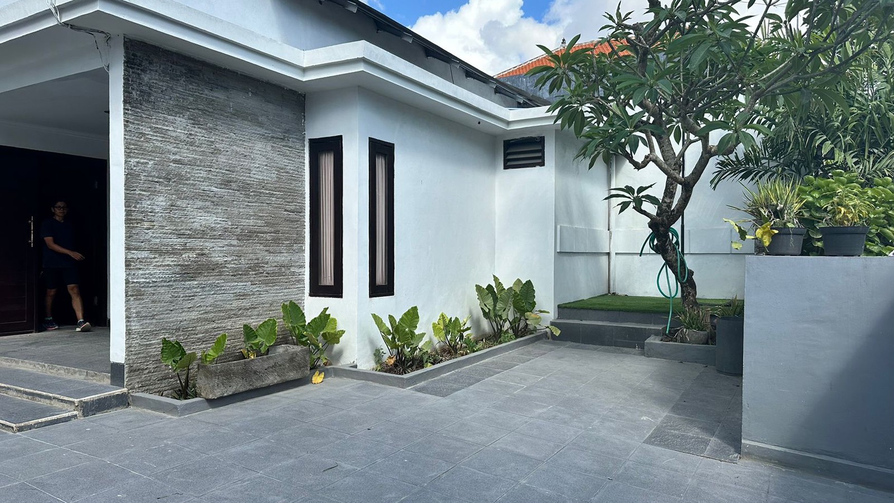 House For Sale Suitable for Residence or Commercial Use in Jimbaran