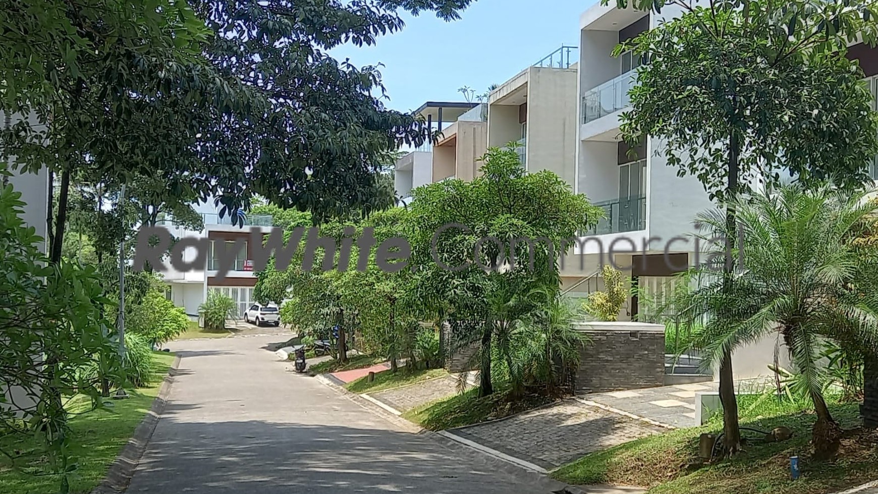 RUMAH TIGA LANTAI DIJUAL SEGERA RIVER VIEW SENTUL CITY BOGOR