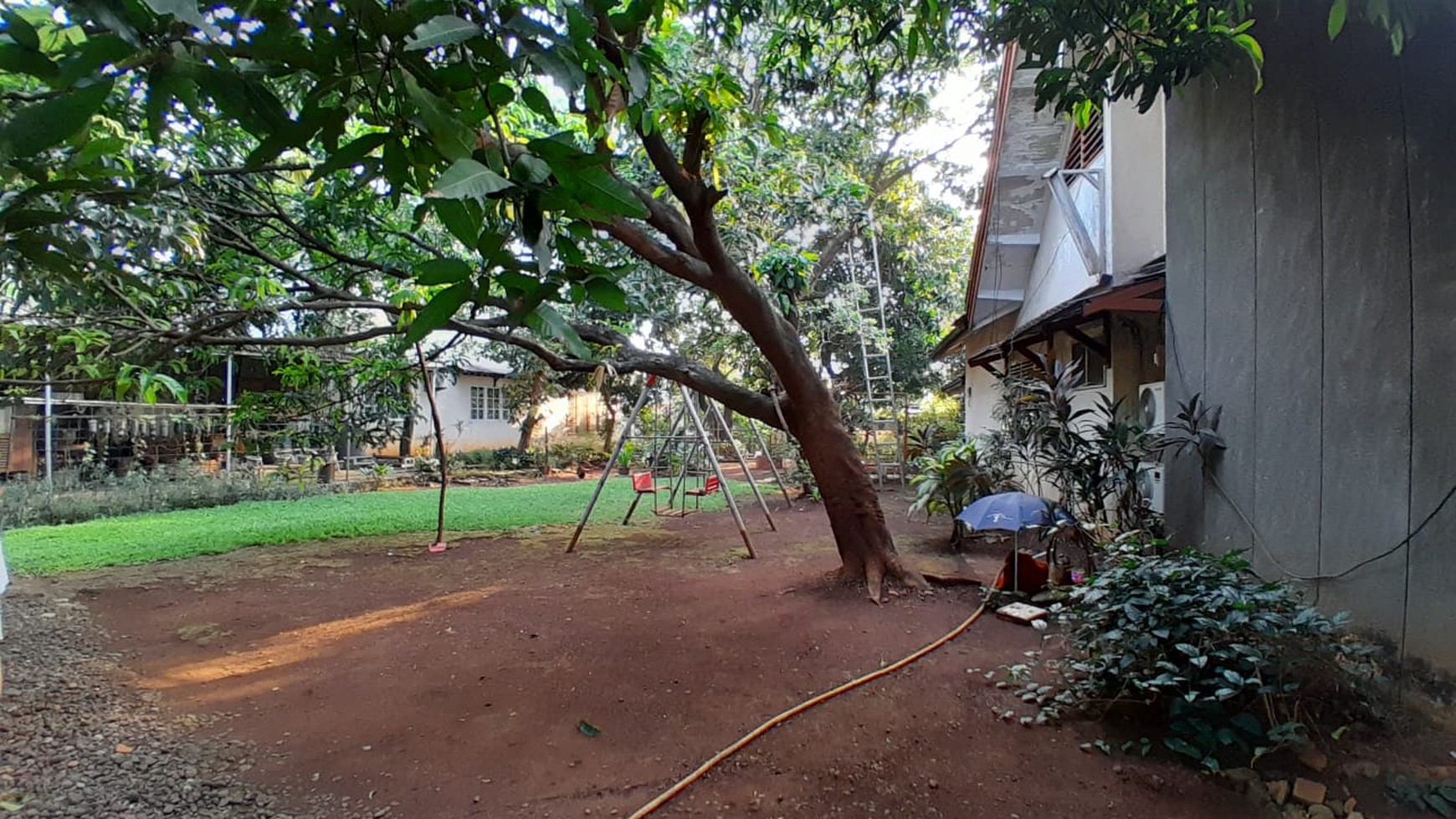 Dijual Rumah Tanah luas di Tanjung Barat, Jagakarsa Jakarta Selatan