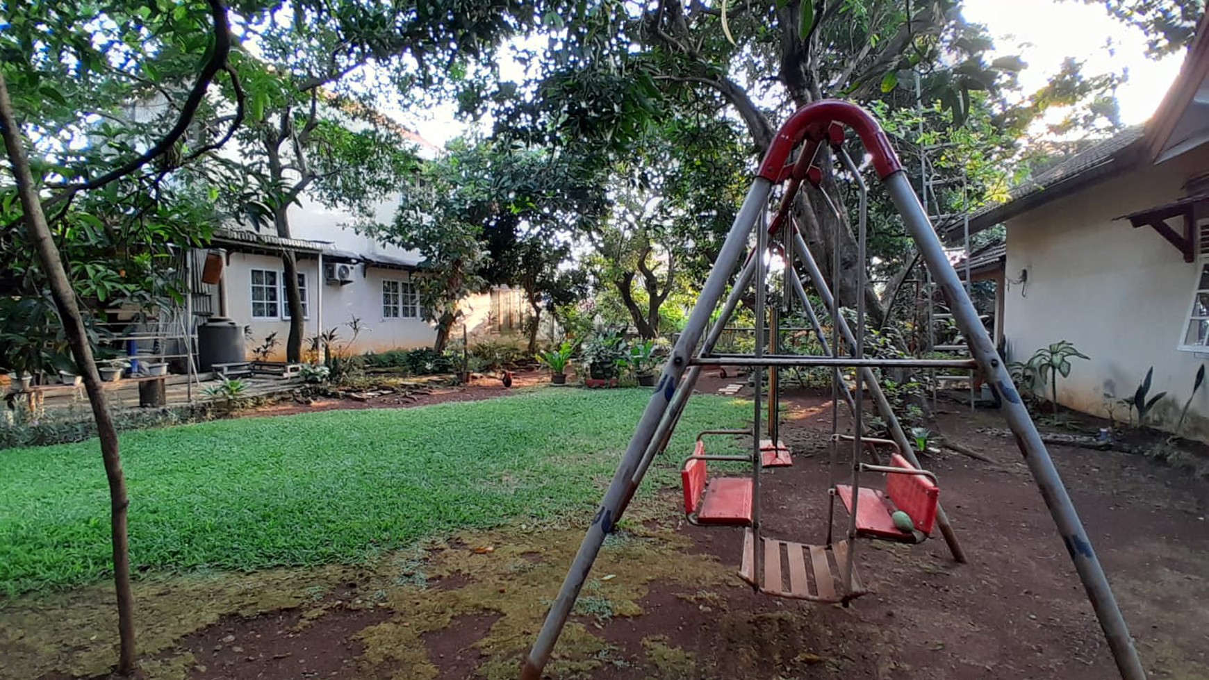 Dijual Rumah Tanah luas di Tanjung Barat, Jagakarsa Jakarta Selatan