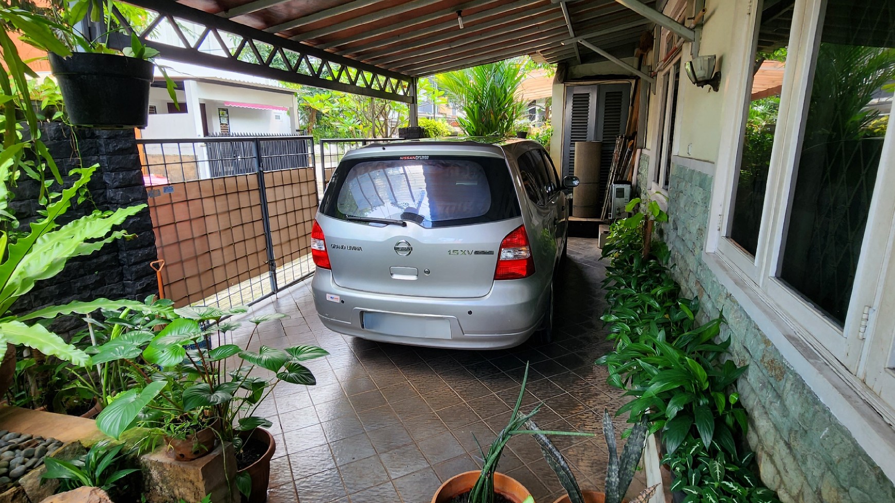 Rumah Lokasi bagus pinggir jalan Raya di Bintaro Sektor 1