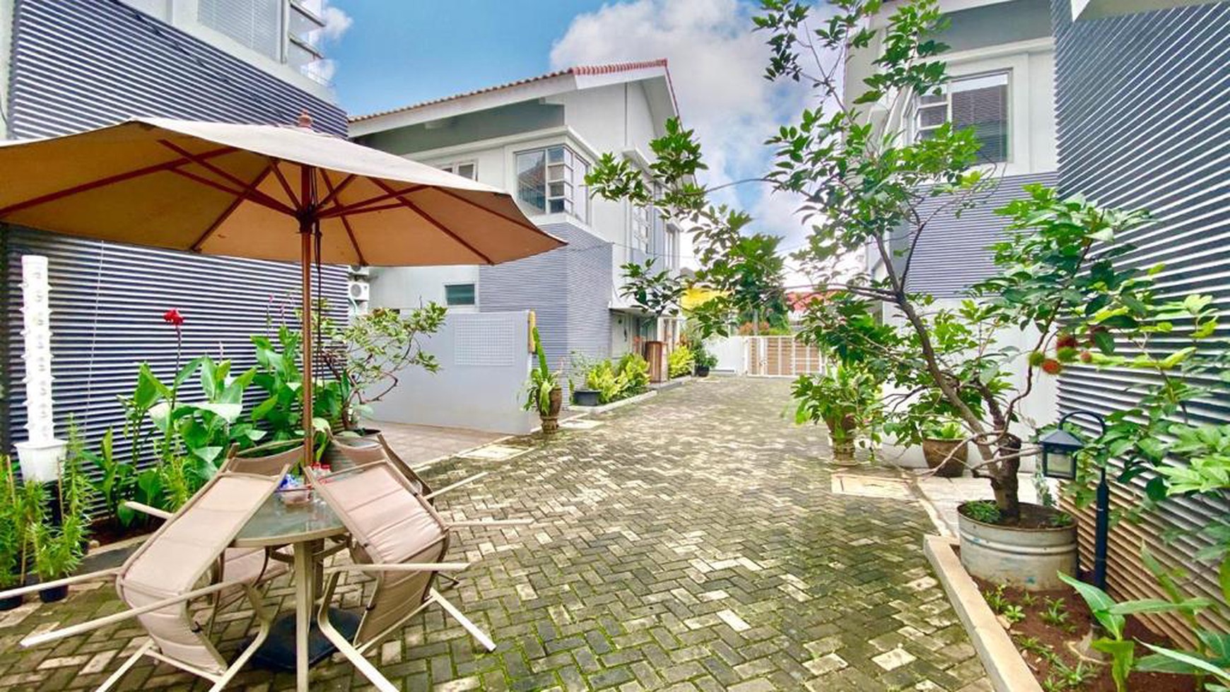 DIJUAL RUMAH DI LOKASI PRIME DAN TENANG DI MENTENG