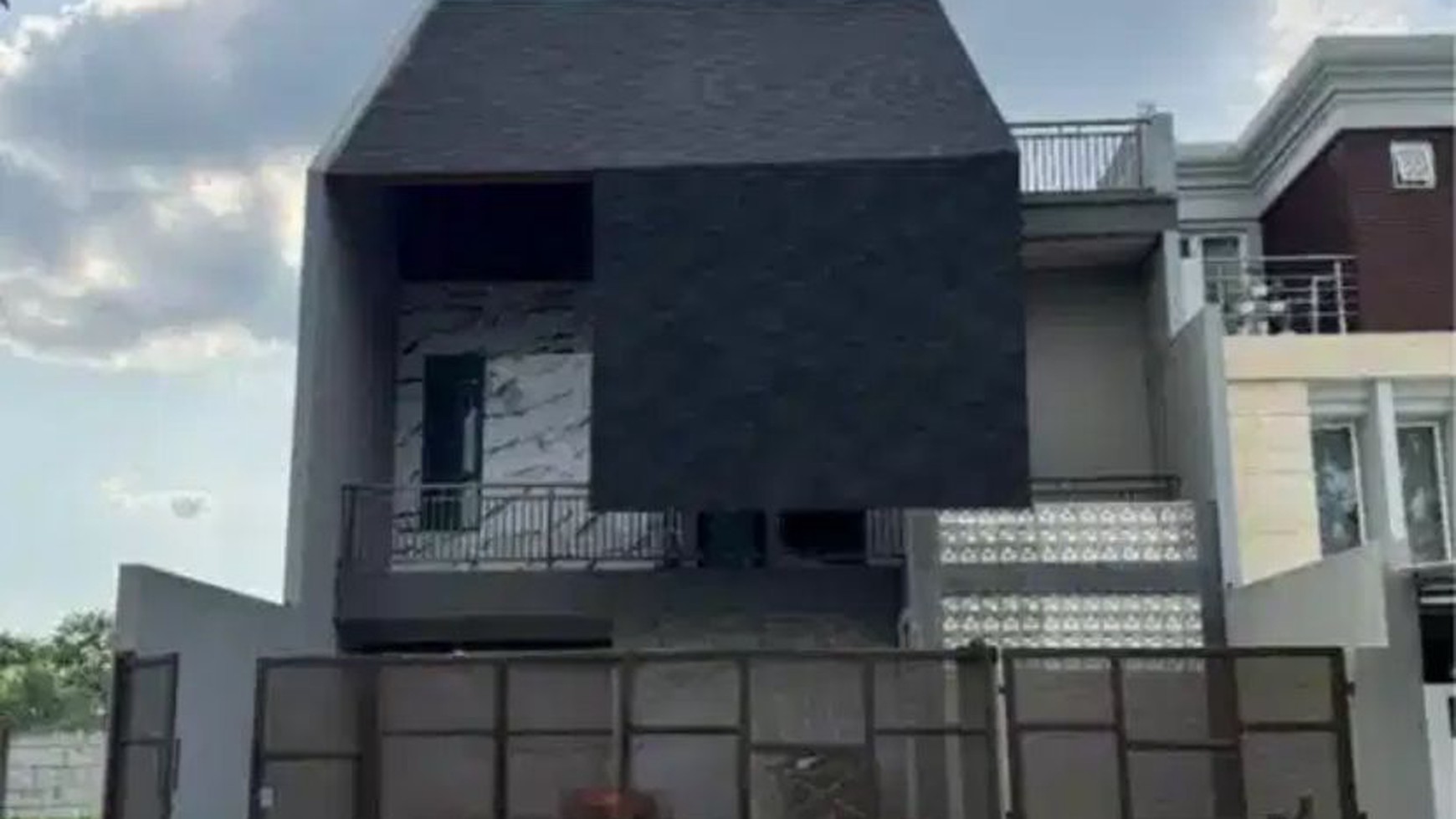 Dijual Rumah Baru Pakuwon City Surabaya PLUS Kolam Renang dekat Sekolah Xin zhong, Gloria