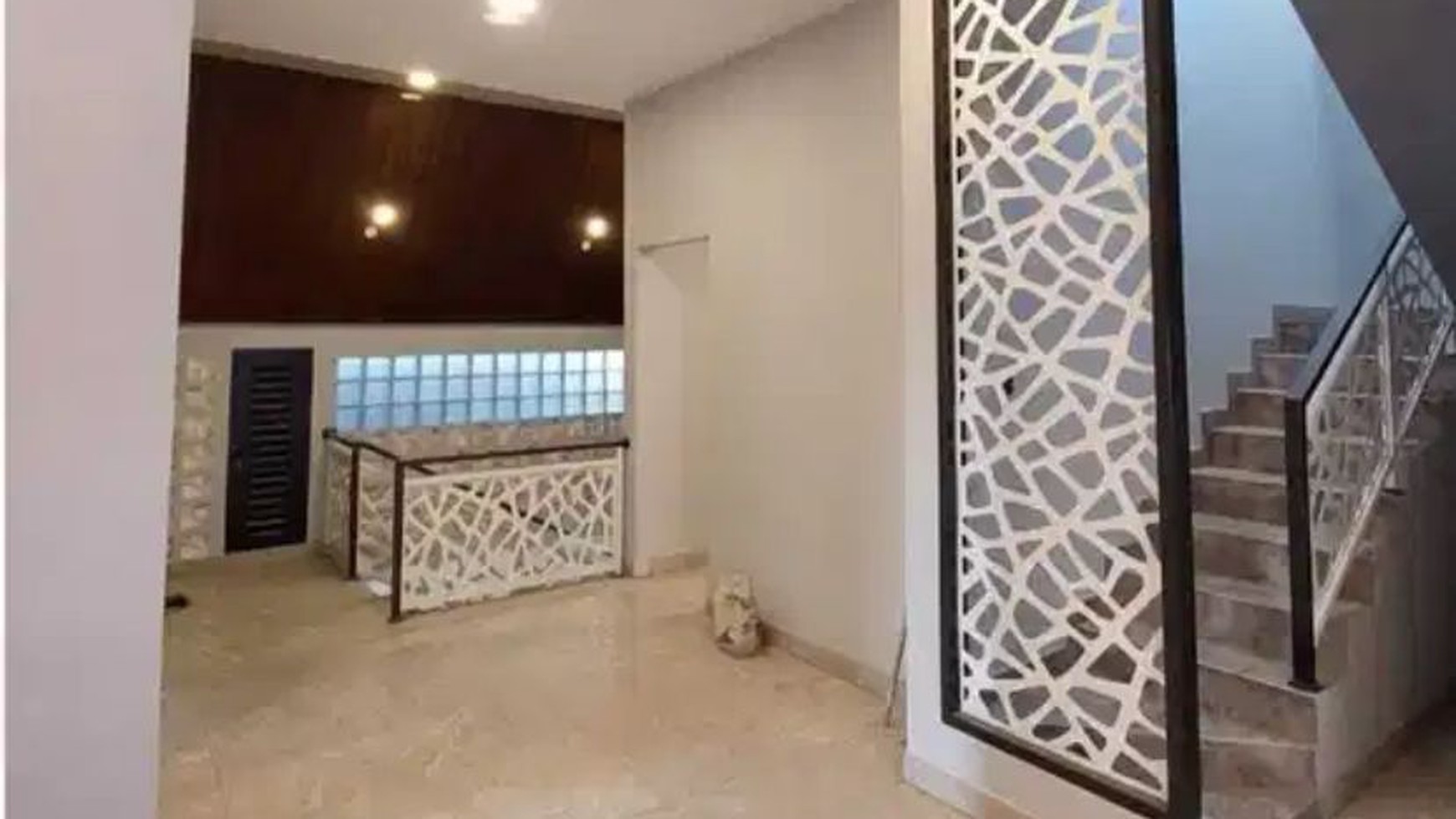 Dijual Rumah Baru Pakuwon City Surabaya PLUS Kolam Renang dekat Sekolah Xin zhong, Gloria