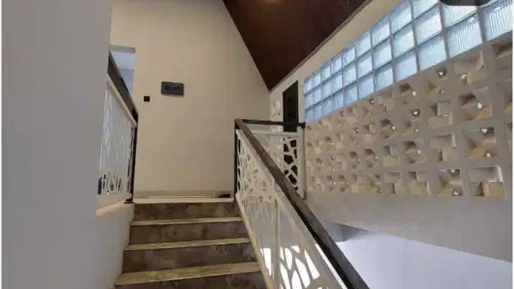 Dijual Rumah Baru Pakuwon City Surabaya PLUS Kolam Renang dekat Sekolah Xin zhong, Gloria