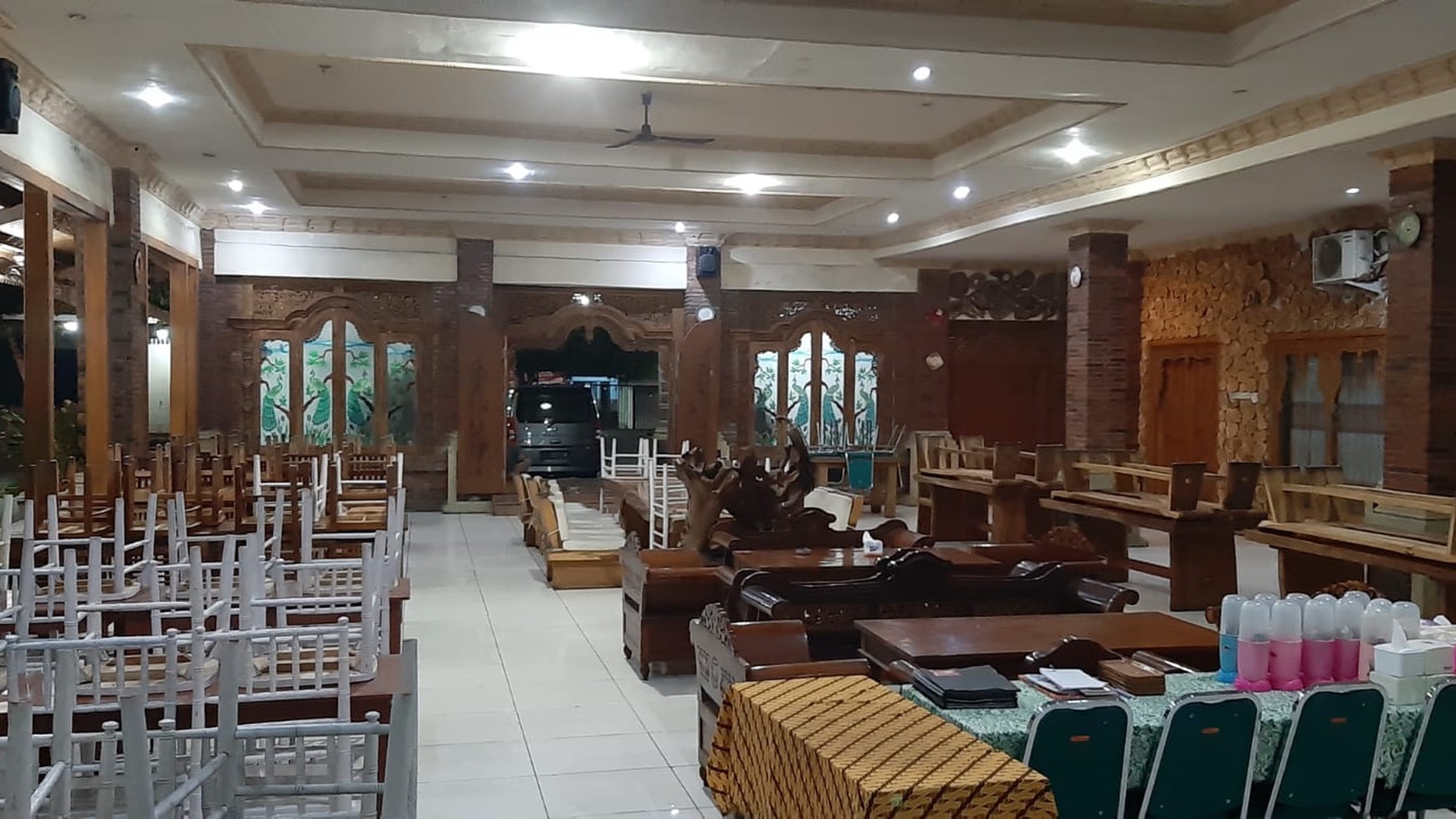 1853. Dijual Rumah makan aktif di Yos Sudarso Jombang 