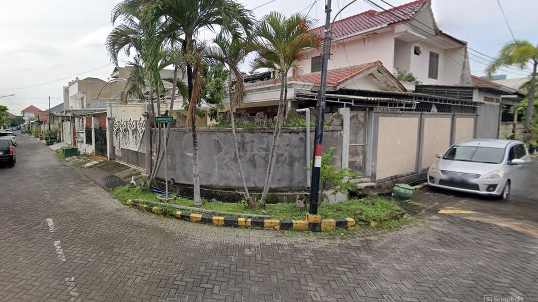 Rumah Hook Lingkungan Nyaman, Darmo Permai Utara