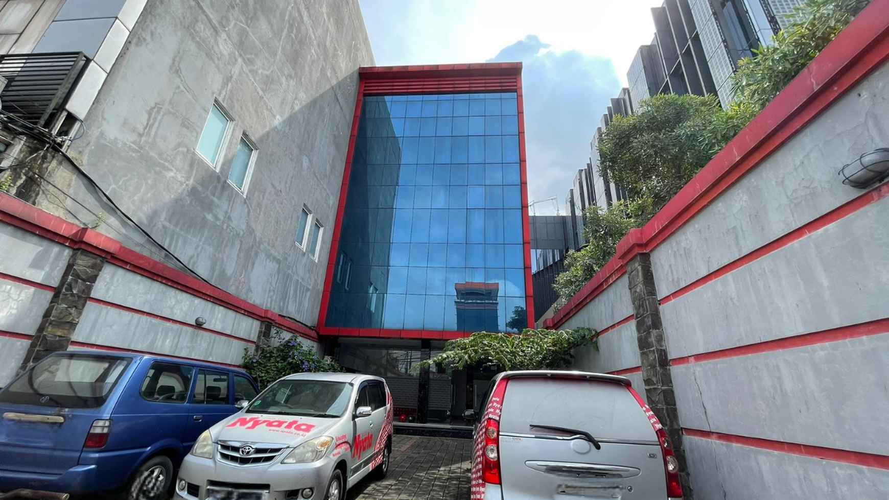 Disewakan Gedung - Ruang Usaha untuk Cafe, Klinik, Kantor di Kebayoran Lama, Jakarta Selatan