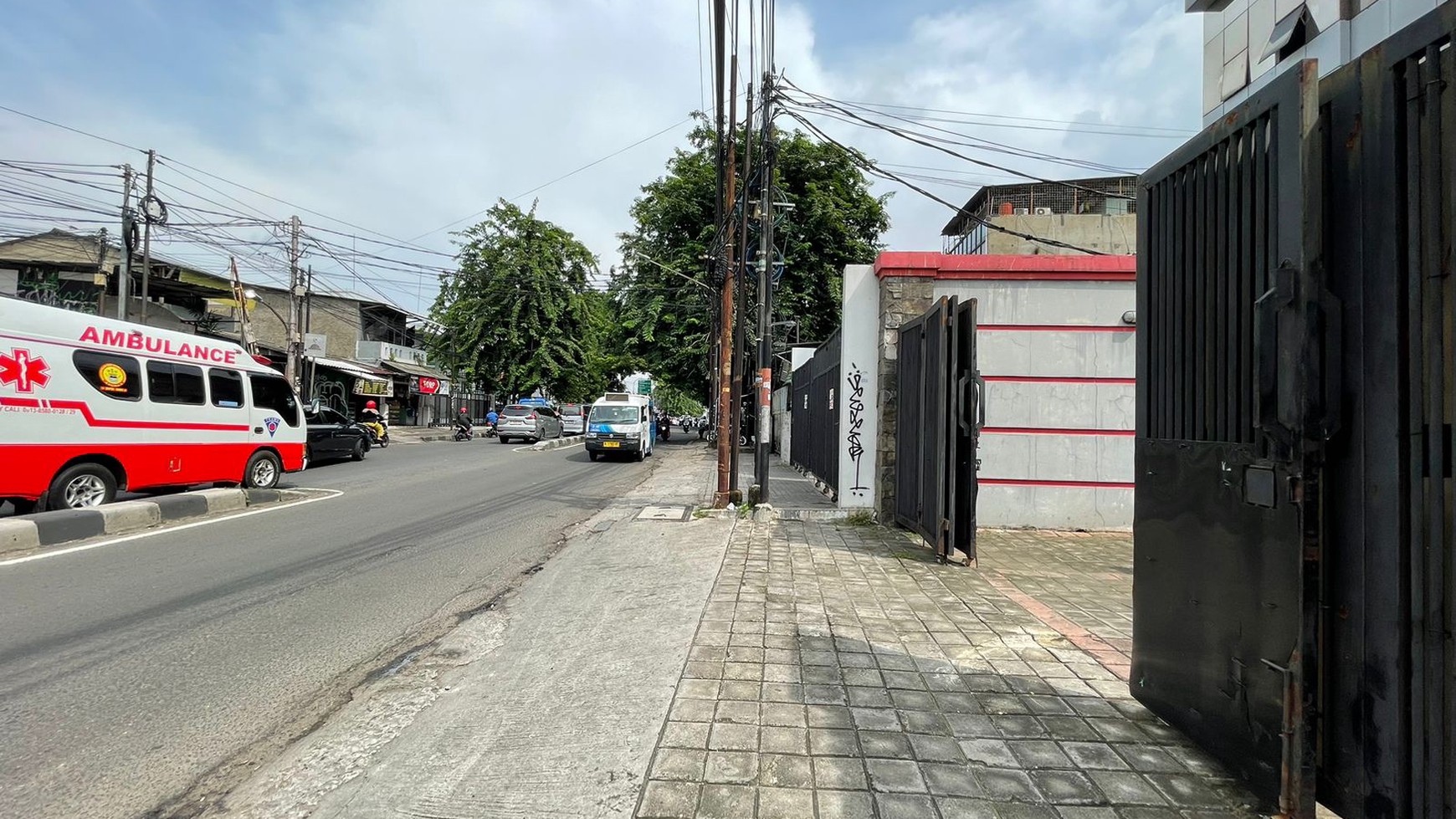 Disewakan Gedung - Ruang Usaha untuk Cafe, Klinik, Kantor di Kebayoran Lama, Jakarta Selatan