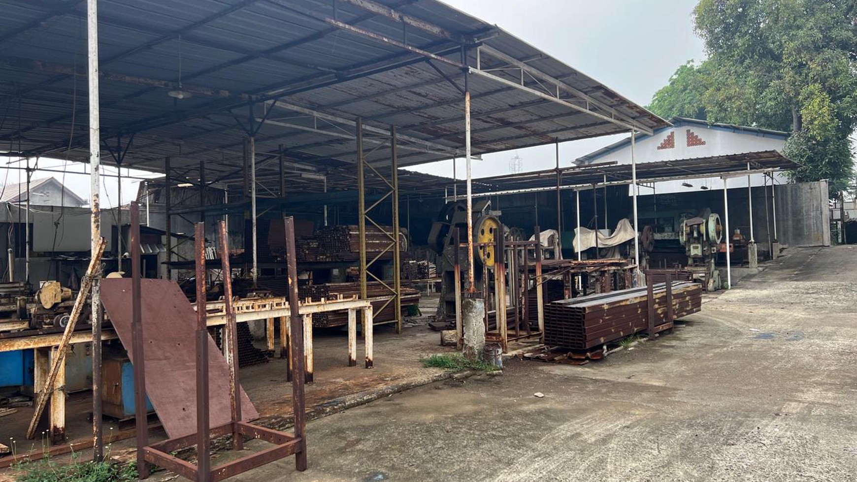 DIJUAL CEPAT TANAH DAN GUDANG DI LOKASI STRATEGIS DI BINTARA, BEKASI.