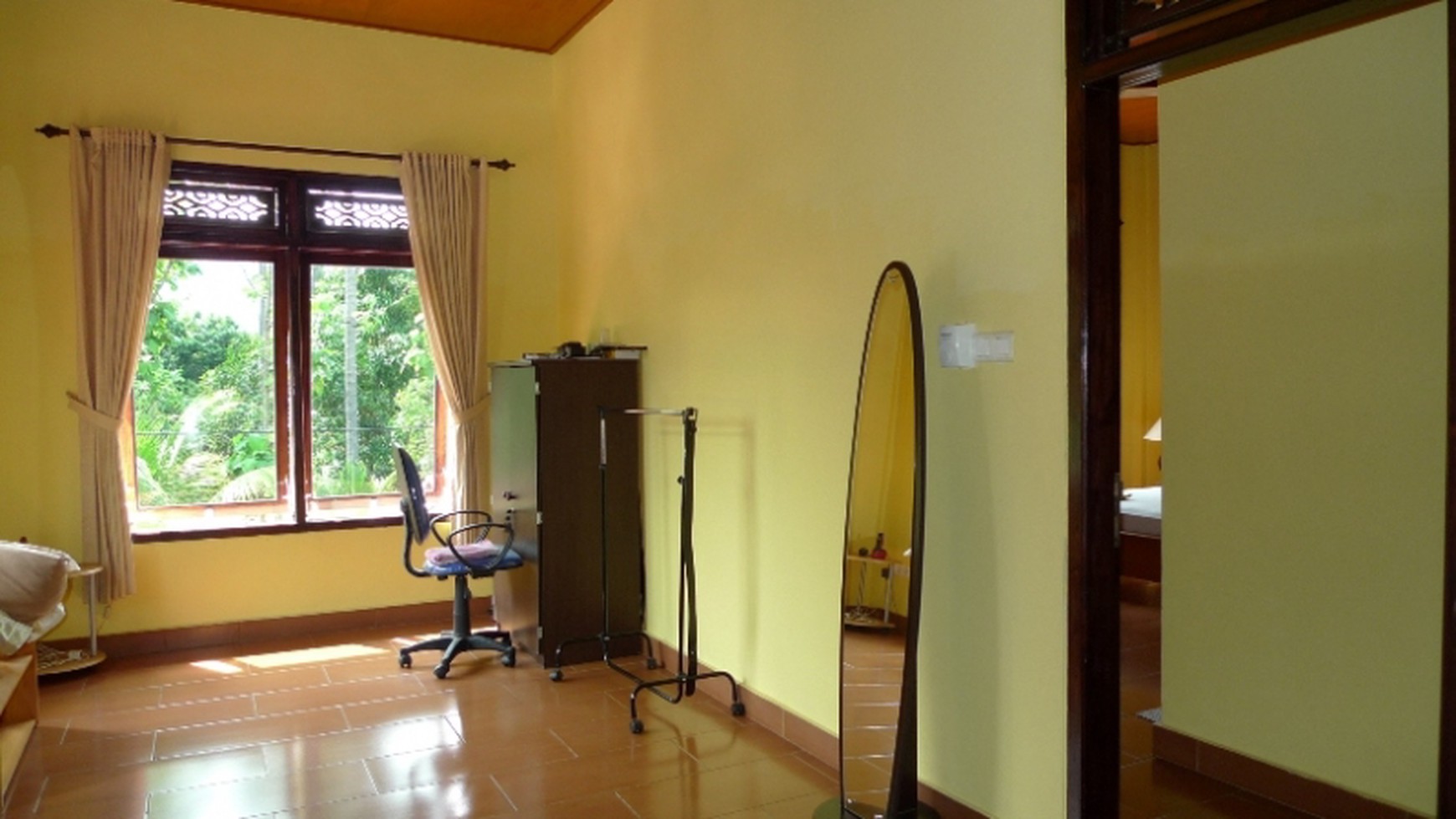 SPACIOUS BALINESE STYLE VILLA WITH GUESTHOUSE AND POOL IN CENTRAL LOVINA