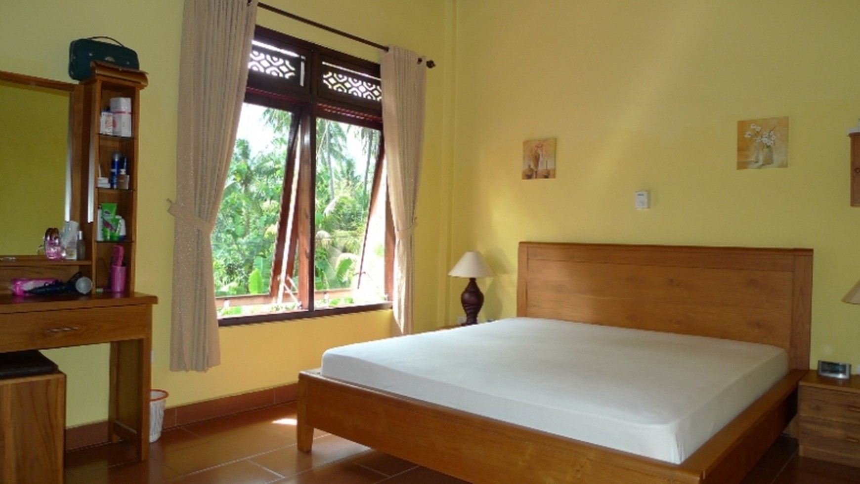 SPACIOUS BALINESE STYLE VILLA WITH GUESTHOUSE AND POOL IN CENTRAL LOVINA