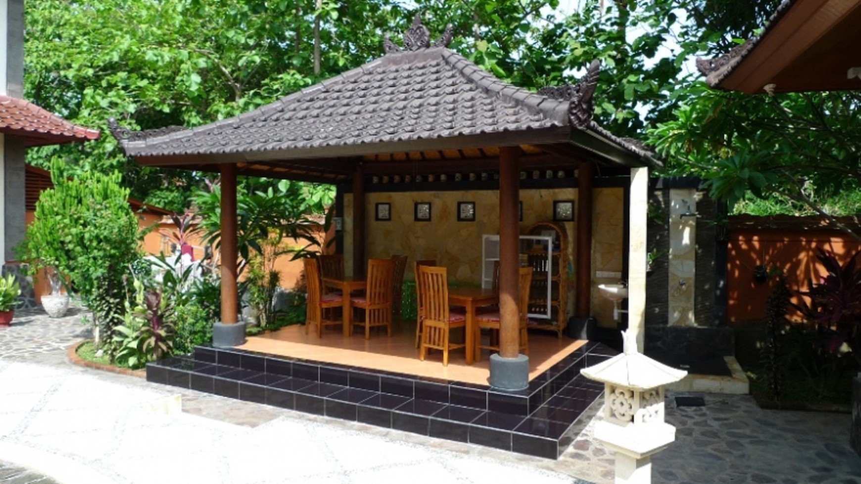 SPACIOUS BALINESE STYLE VILLA WITH GUESTHOUSE AND POOL IN CENTRAL LOVINA