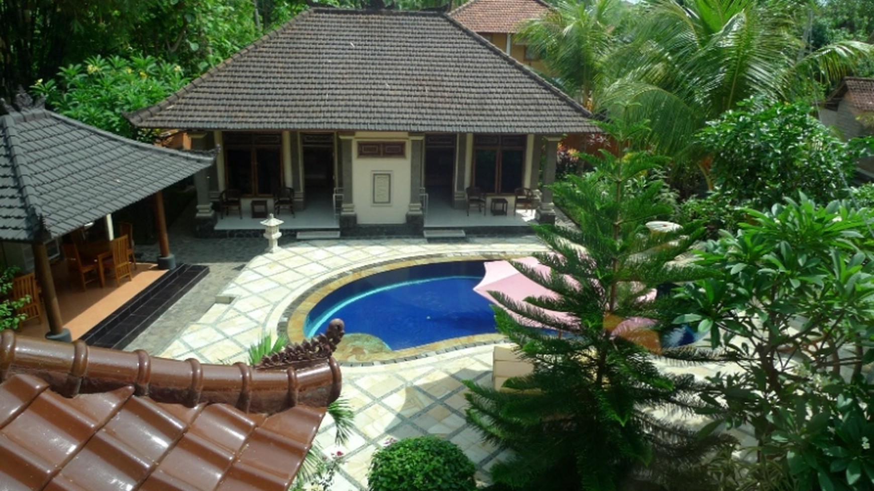 SPACIOUS BALINESE STYLE VILLA WITH GUESTHOUSE AND POOL IN CENTRAL LOVINA