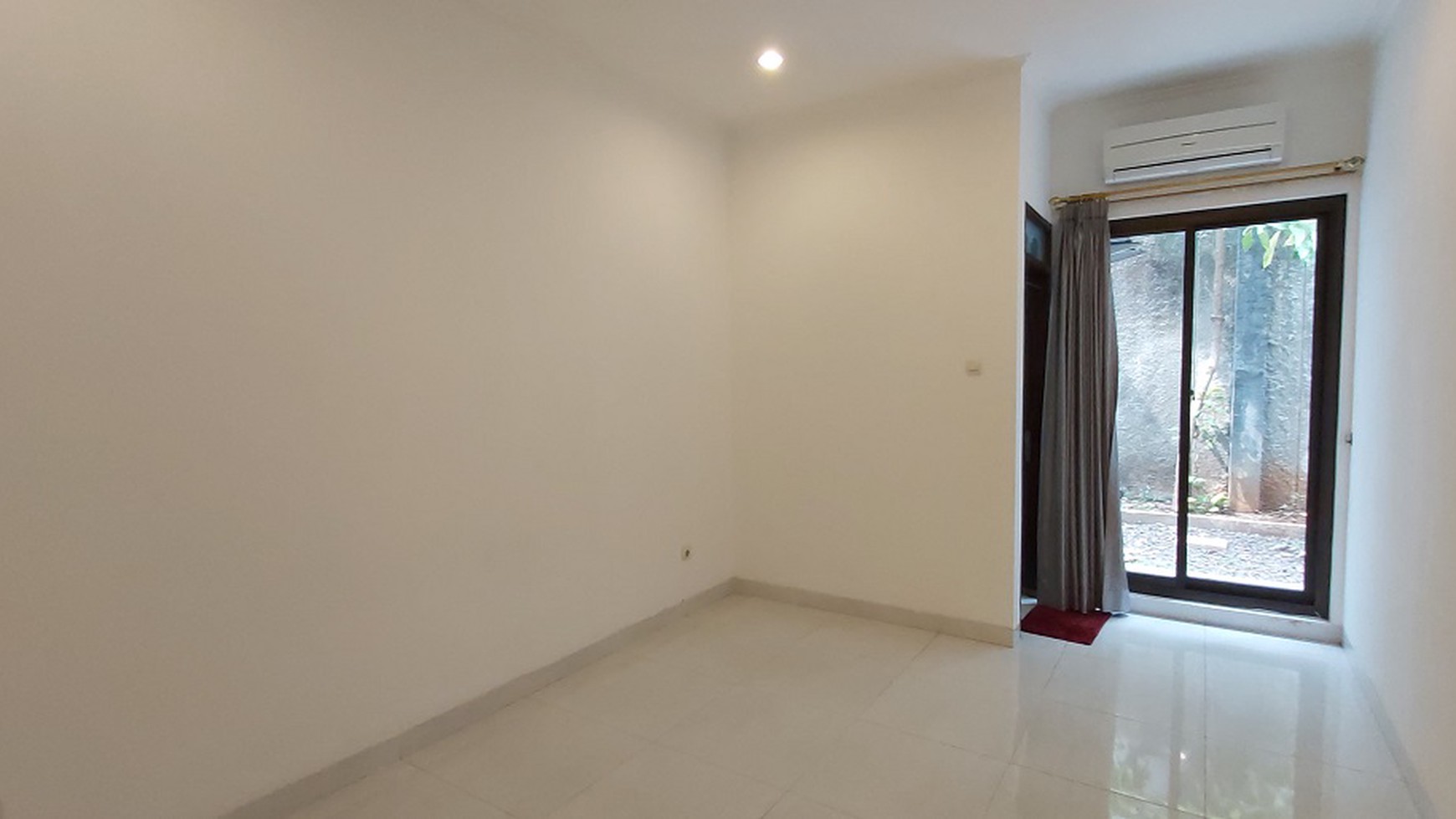 Rumah di Jalan Lauser, Kebayoran Baru, dengan konsep apartemen, disewa per lantai