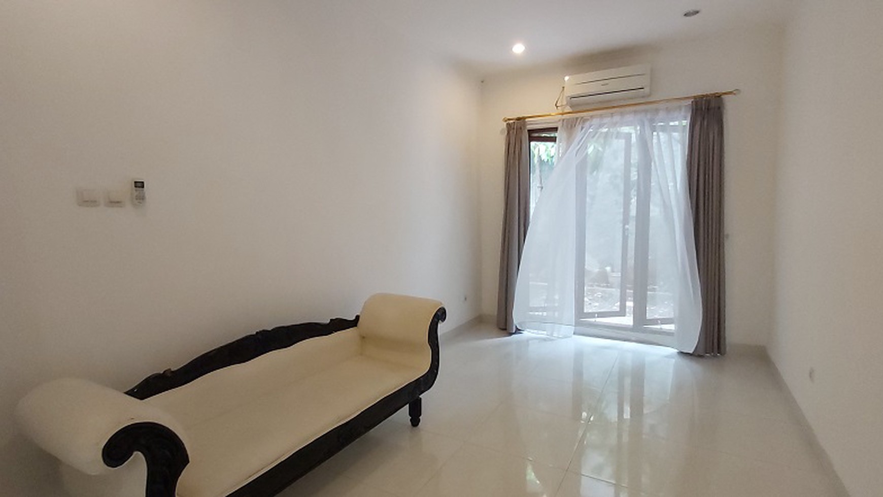 Rumah di Jalan Lauser, Kebayoran Baru, dengan konsep apartemen, disewa per lantai