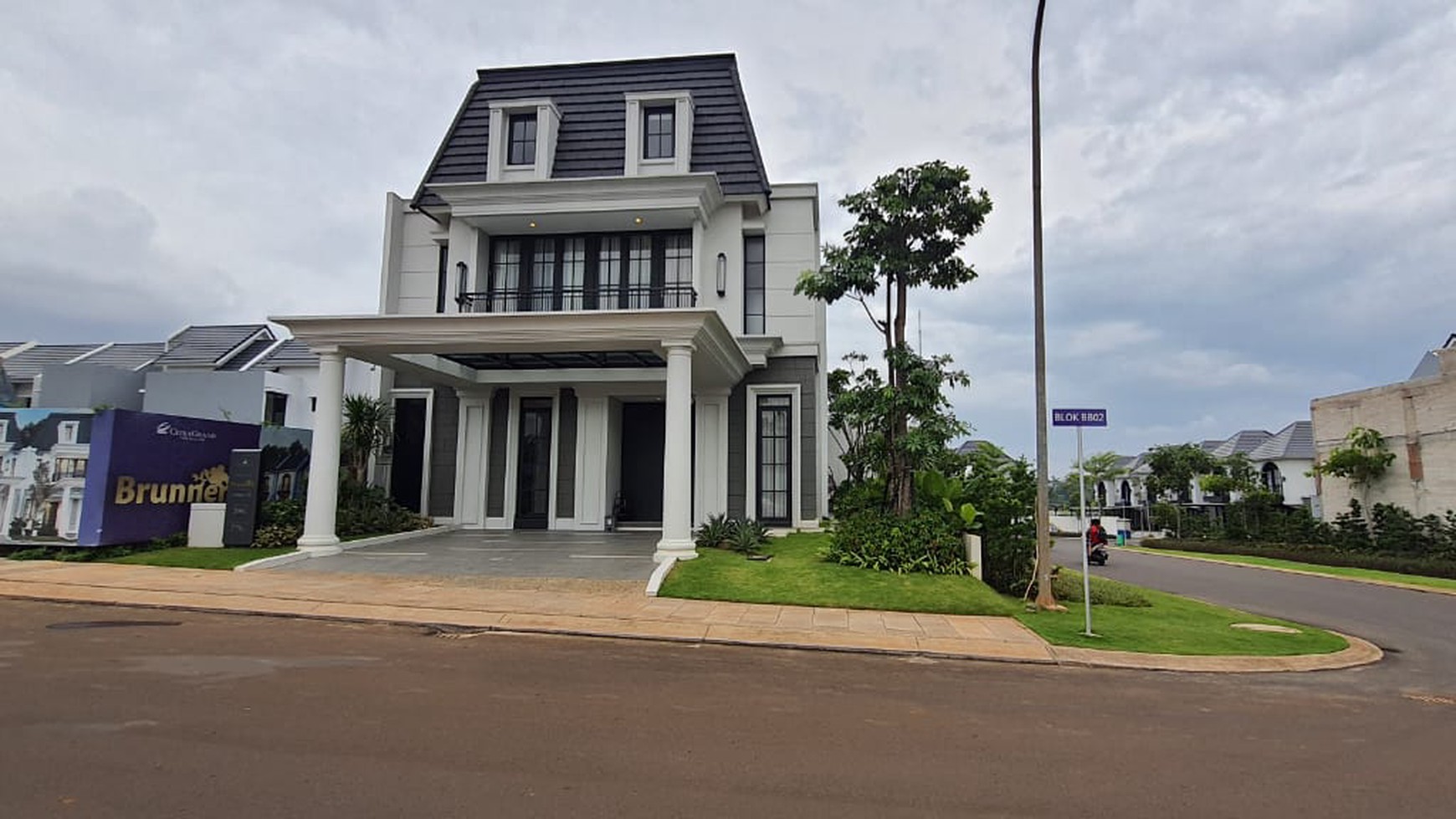 Rumah Modern Klasik di Tengah Kawasan Bisnis Cibubur, Citra Grand CBD Cibubur