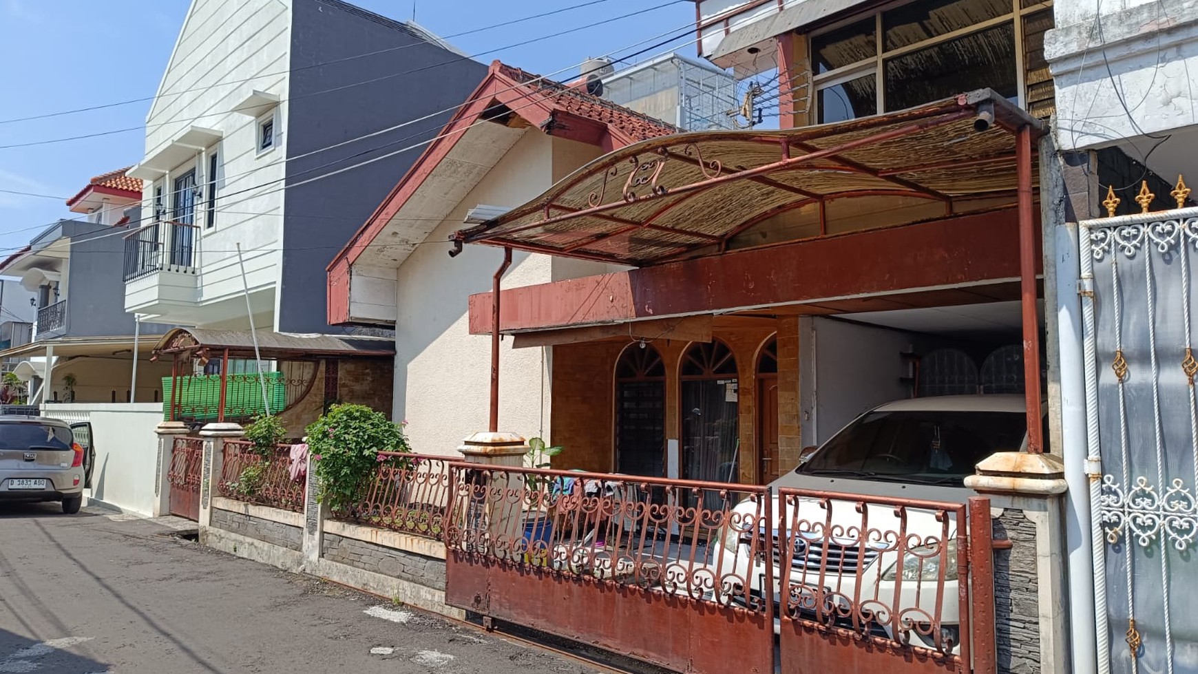 Rumah Tinggal di Jalan Sekelimus, Bandung - Jawa Barat 