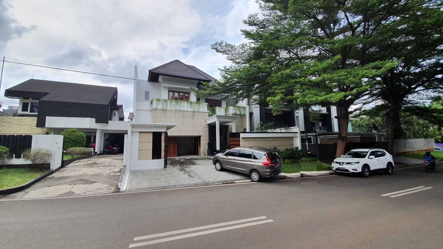 Rumah Mewah Ada Swimming Pool di Gedung Hijau Pondok Indah