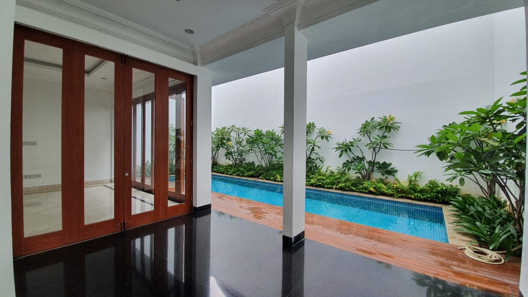 Rumah Mewah Ada Swimming Pool di Gedung Hijau Pondok Indah