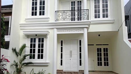Rumah bagus bangunan baru Nyaman dekat St Pondok Ranji di Bintaro. 