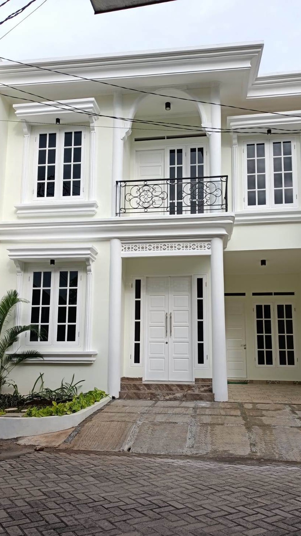 Rumah bagus bangunan baru Nyaman dekat St Pondok Ranji di Bintaro.