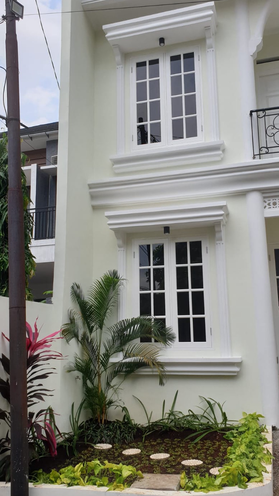 Rumah bagus bangunan baru Nyaman dekat St Pondok Ranji di Bintaro.
