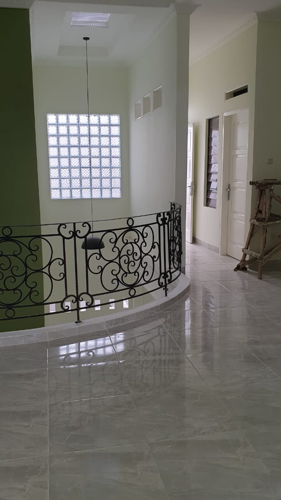 Rumah bagus bangunan baru Nyaman dekat St Pondok Ranji di Bintaro.
