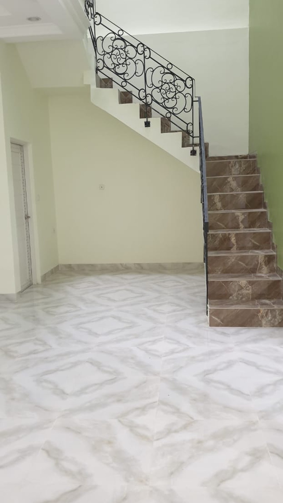 Rumah bagus bangunan baru Nyaman dekat St Pondok Ranji di Bintaro.
