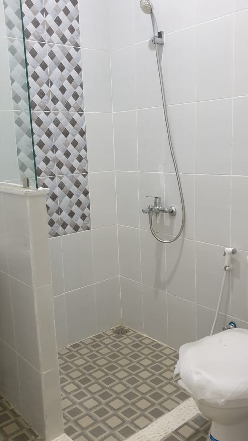 Rumah bagus bangunan baru Nyaman dekat St Pondok Ranji di Bintaro.