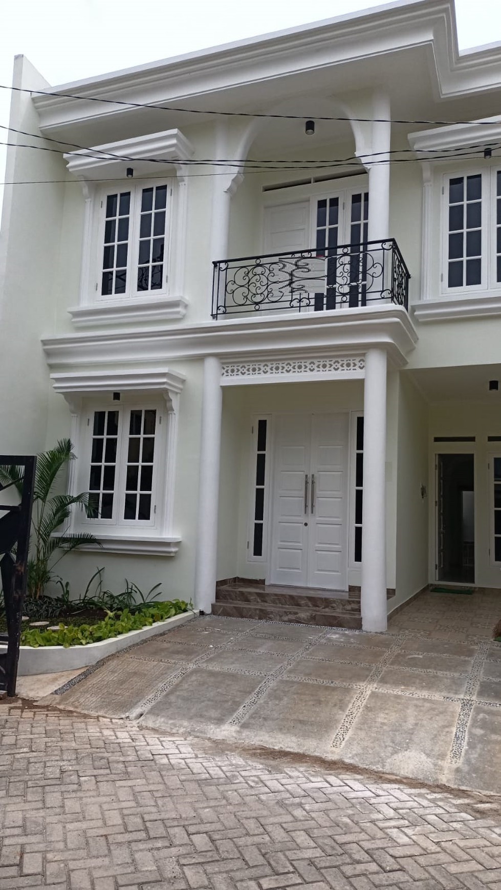 Rumah bagus bangunan baru Nyaman dekat St Pondok Ranji di Bintaro.