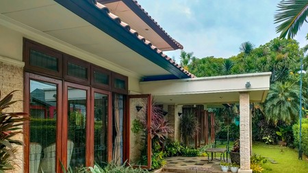 Rumah dengan konsep Mediterania di  Pondok Kelapa, dekat Billy Moon, dengan taman yang luas, 10 menit ke tol Becakayu