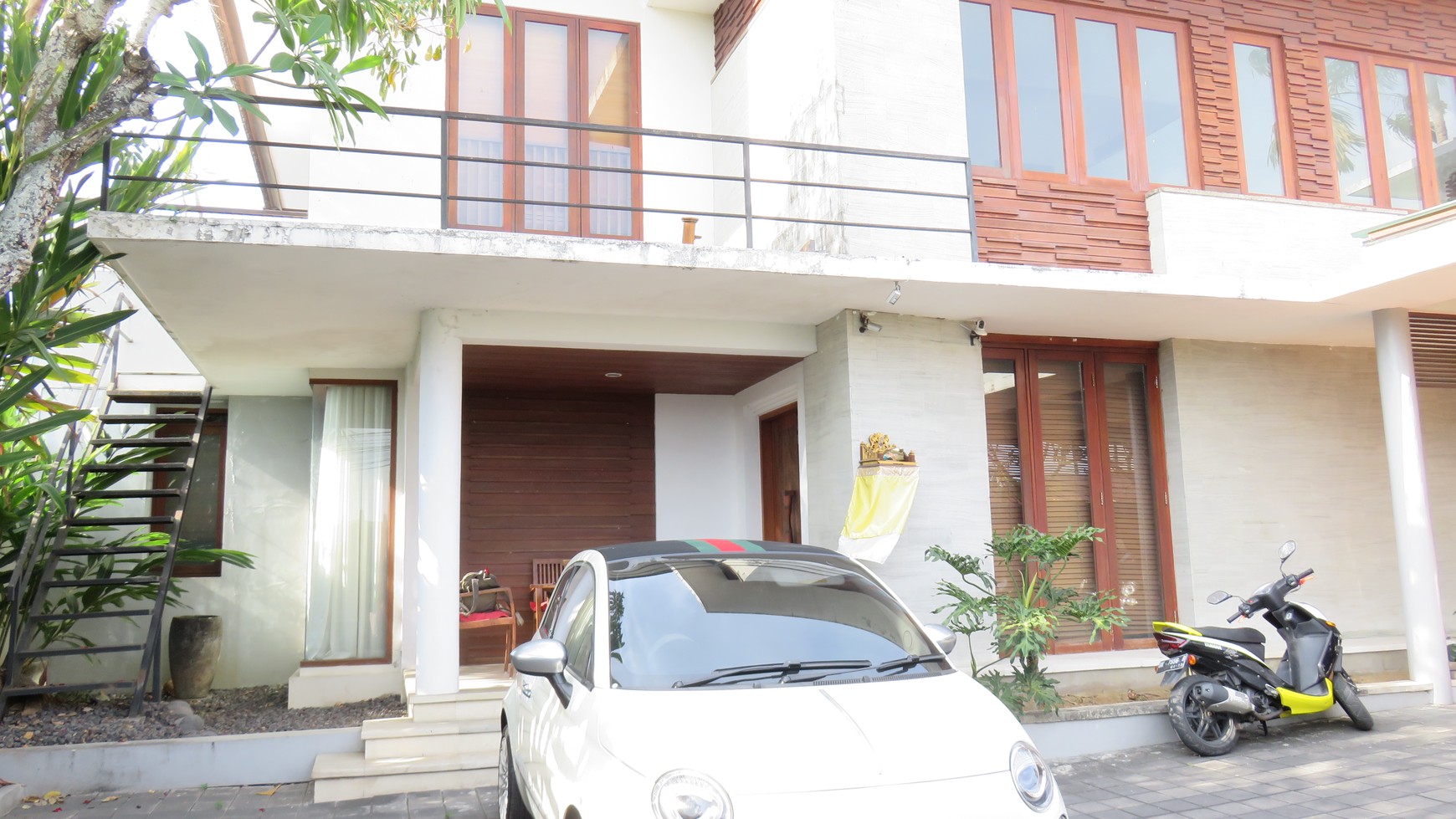 5 Bedrooms Villa Freehold in Kerobokan with surrounding Rice fields view Bali