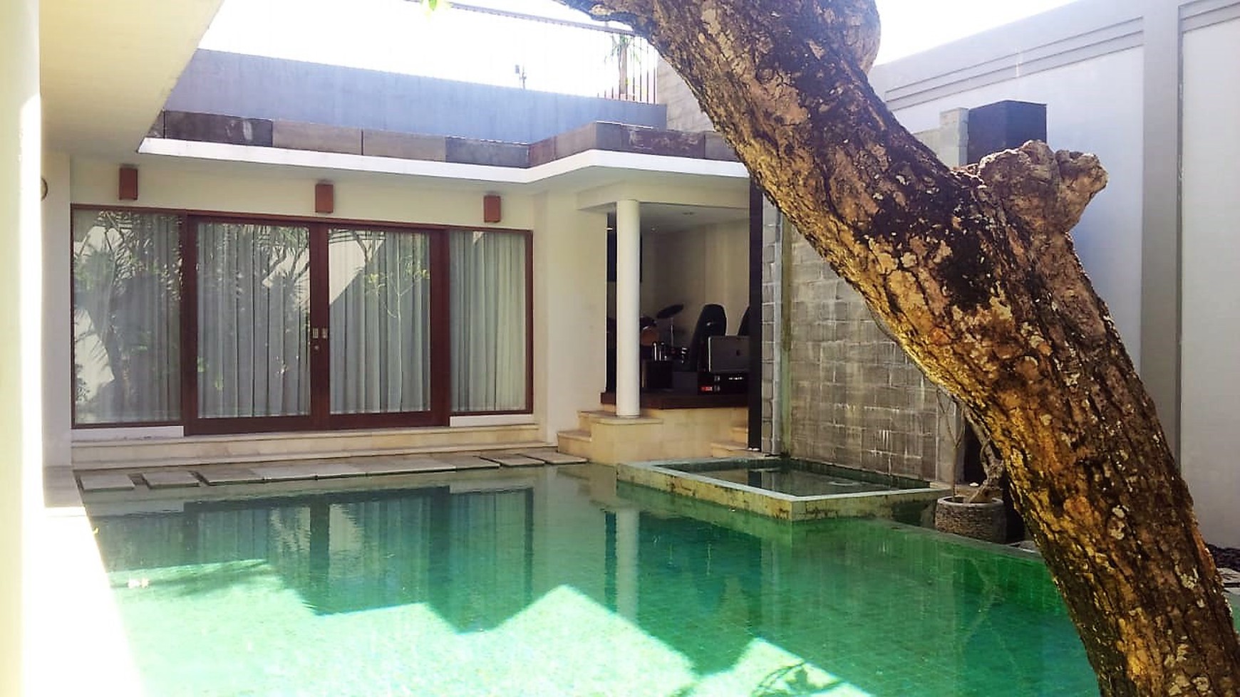 5 Bedrooms Villa Freehold in Kerobokan with surrounding Rice fields view Bali